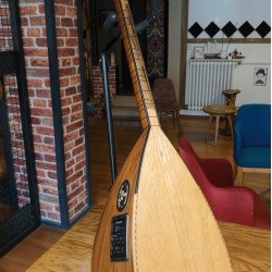 42,5 CM CEVİZ KISA SAPLI BAĞLAMA (KOD: 03509)